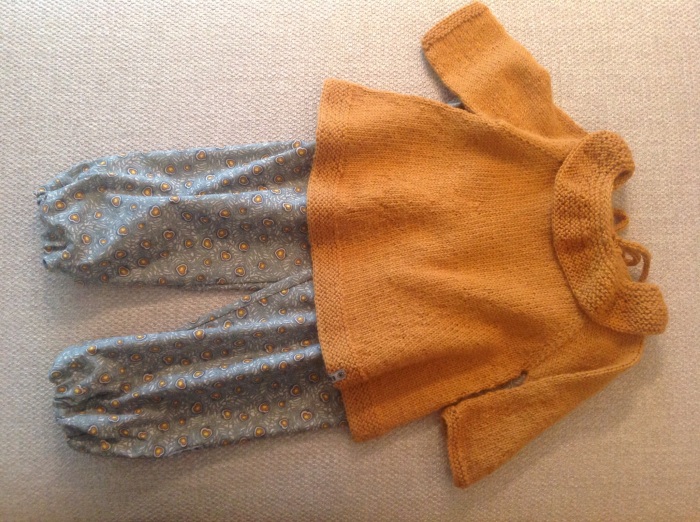 Tunika/genser strikket i Sandnes alpakka str 3 år. Bukse i 100 % bomull.